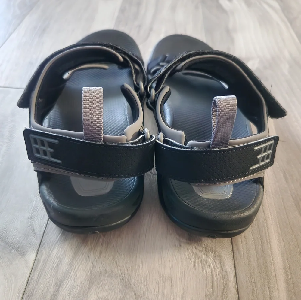 Teva Minam Sandals size 9